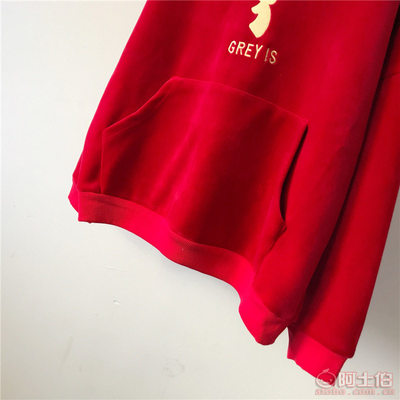 2017潮牌字母衛(wèi)衣 金絲絨連帽衫的百搭魅力與顯瘦秘訣